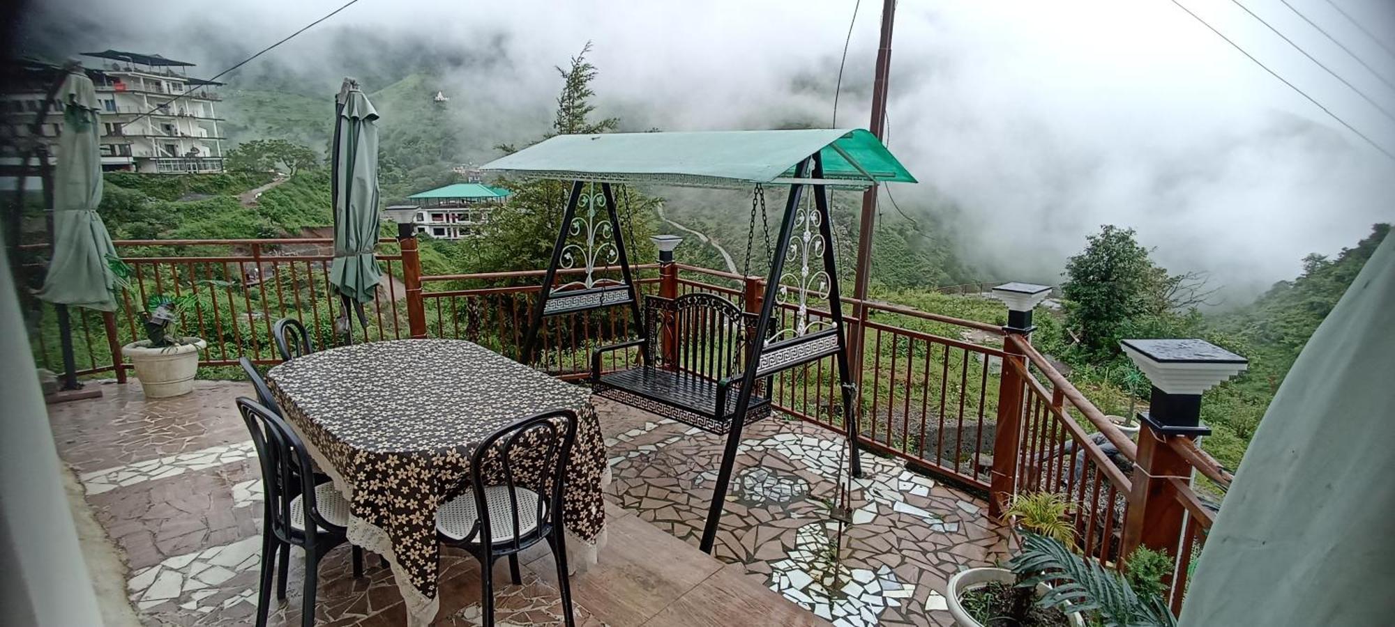 Icebergs Mussoorie - A Boutique Stay And 24 Hrs Roof Top Cafe מראה חיצוני תמונה