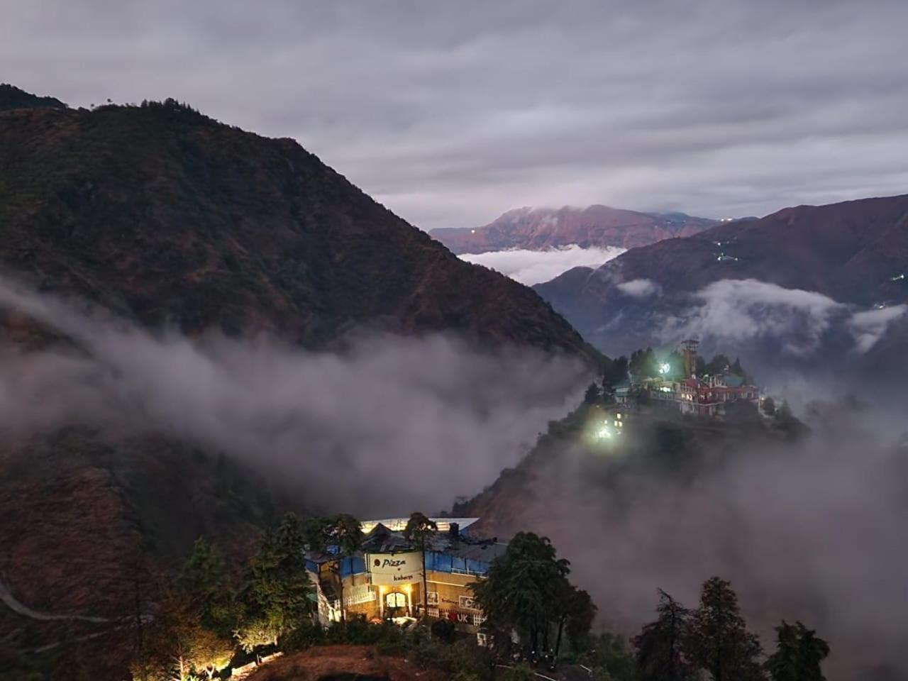 Icebergs Mussoorie - A Boutique Stay And 24 Hrs Roof Top Cafe מראה חיצוני תמונה